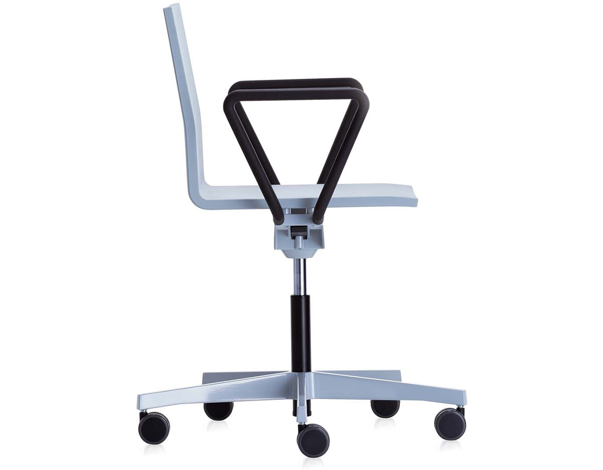 .04 studio chair
