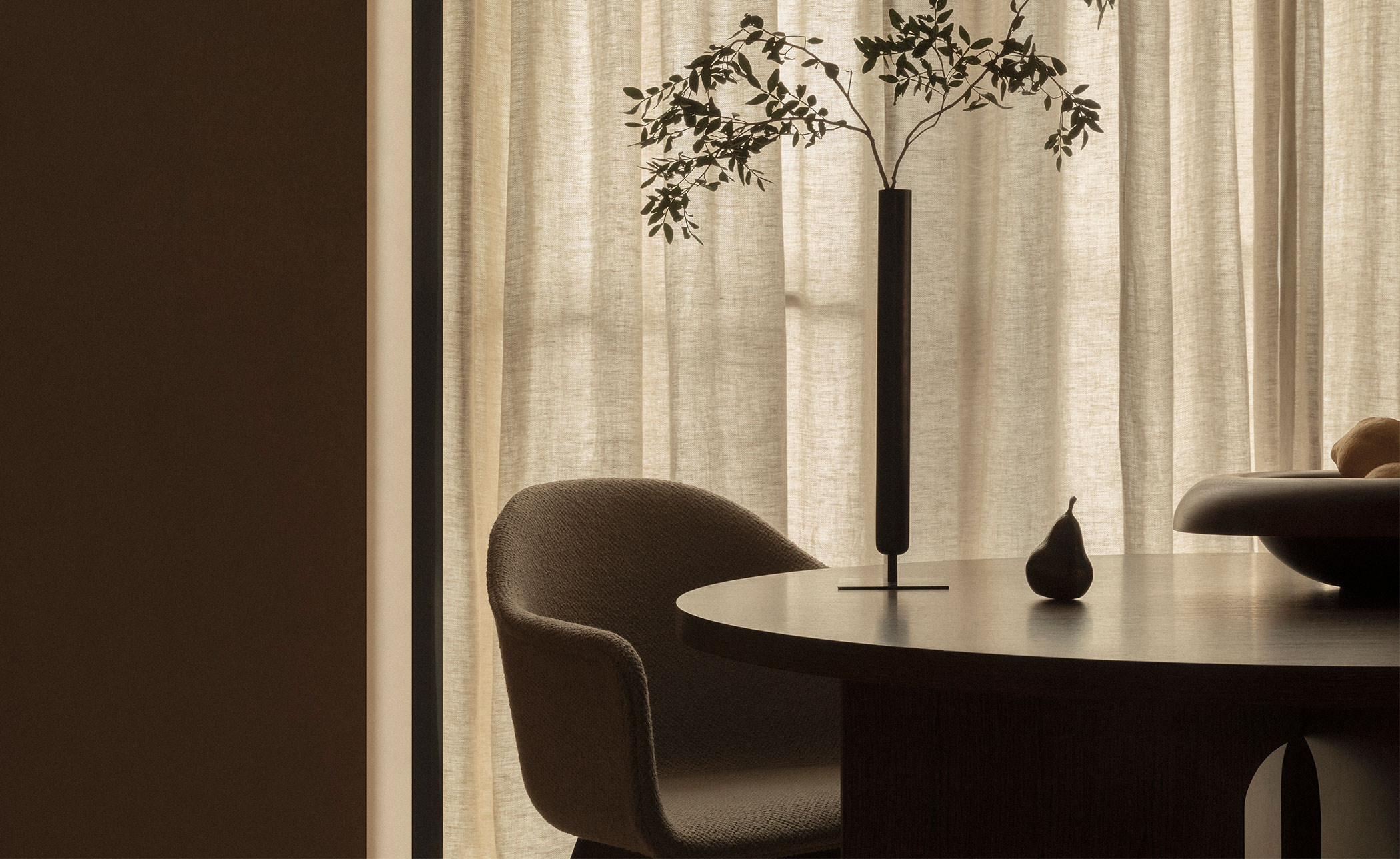 Androgyne Round Dining Table