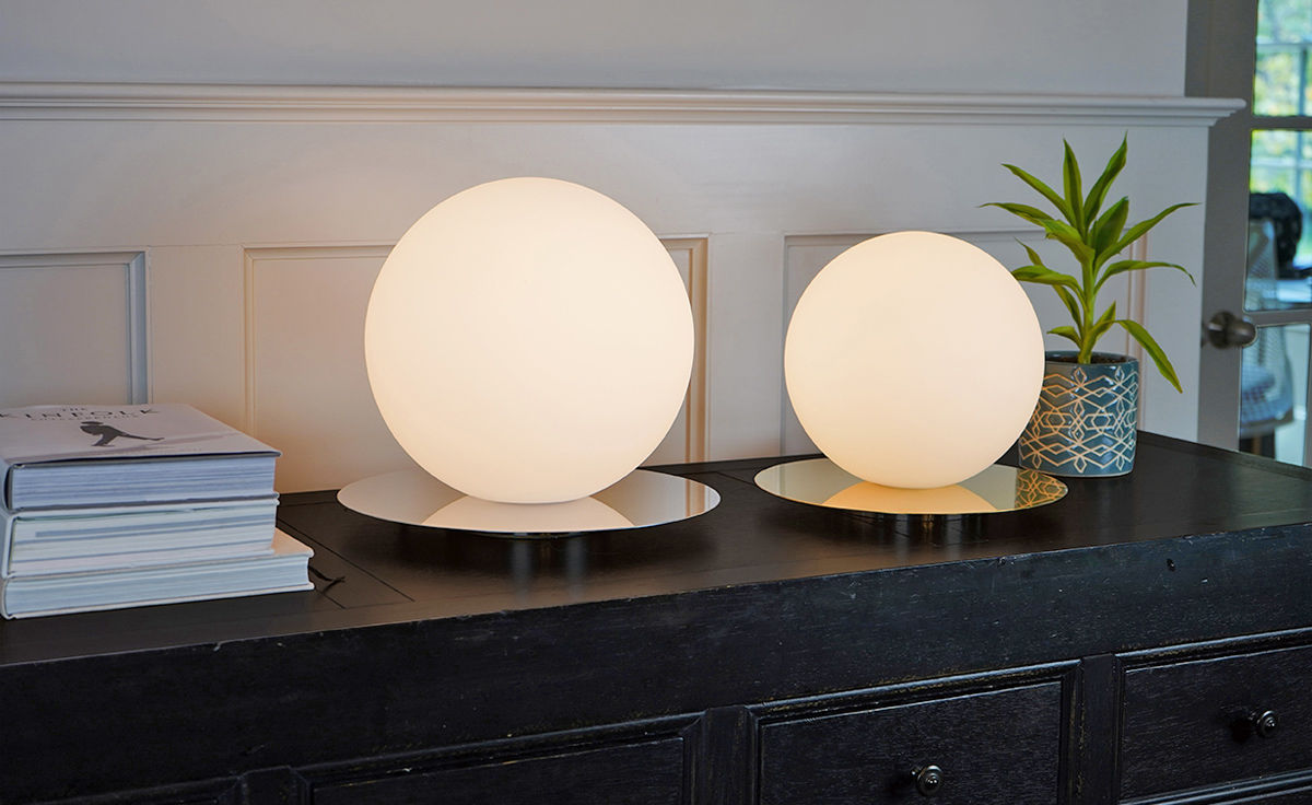 bola sphere table lamp