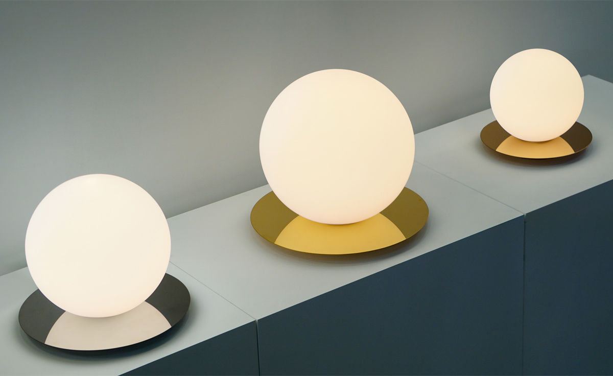 bola sphere table lamp
