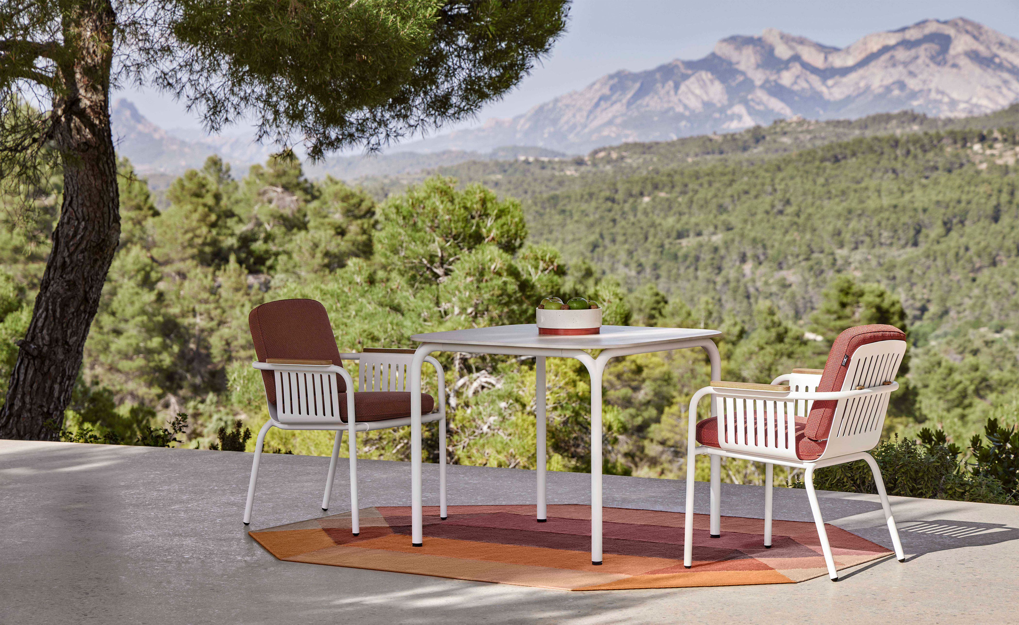Capa Dining Table