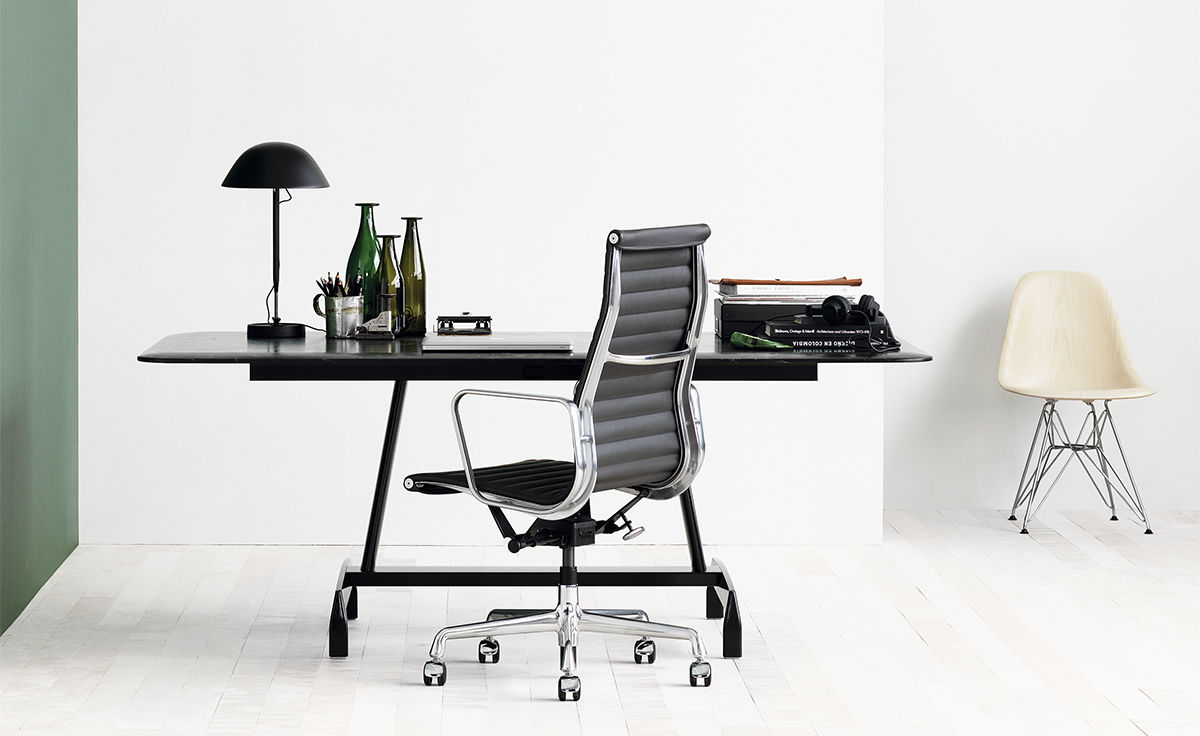 eames&reg; aluminum group executive chair