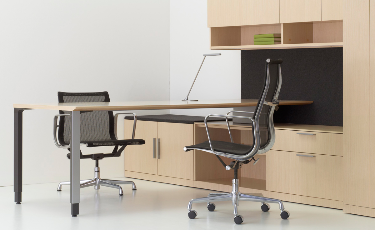 eames&reg; aluminum group executive chair