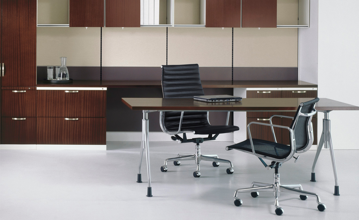 eames&reg; aluminum group executive chair