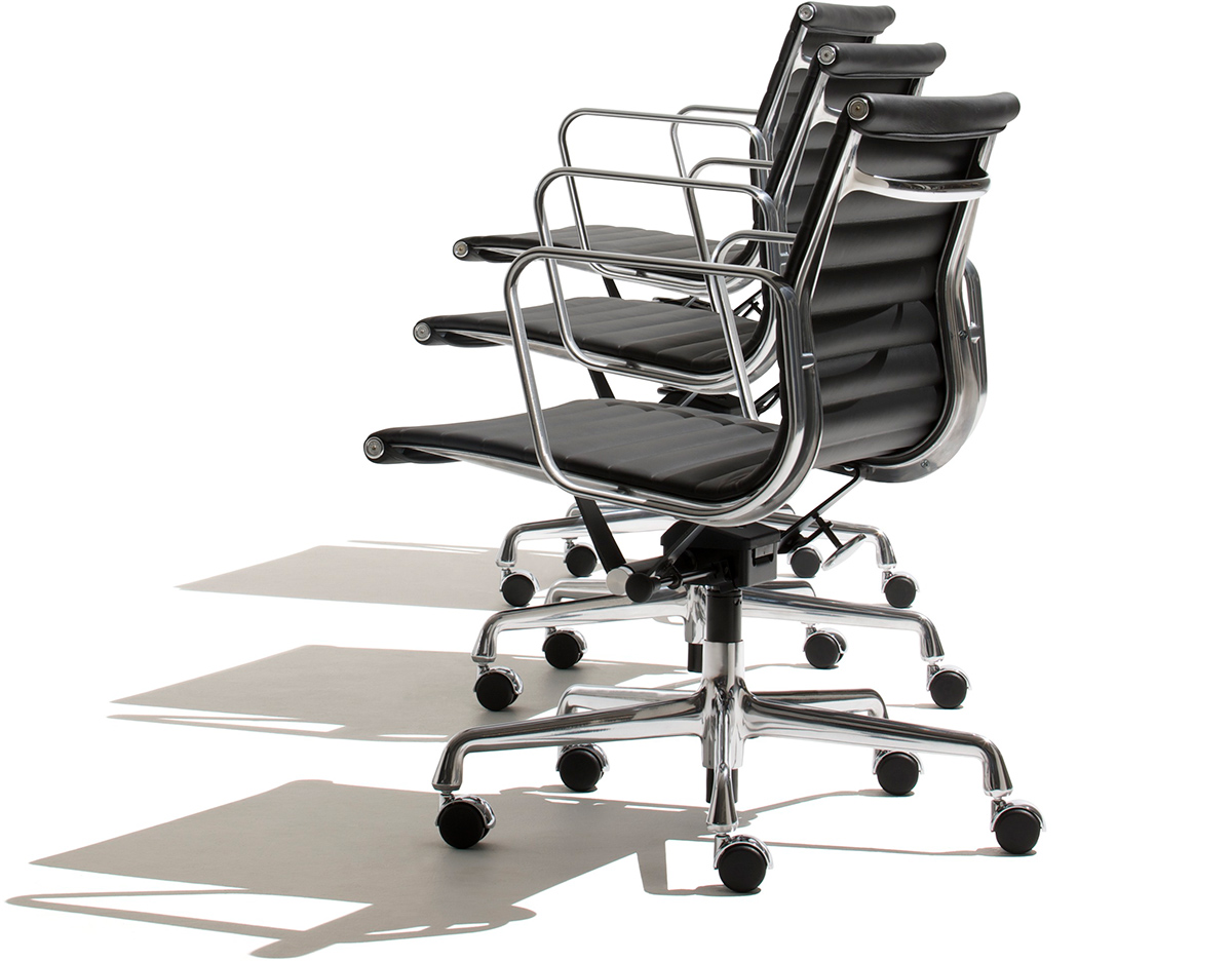 eames&reg; aluminum group management chair