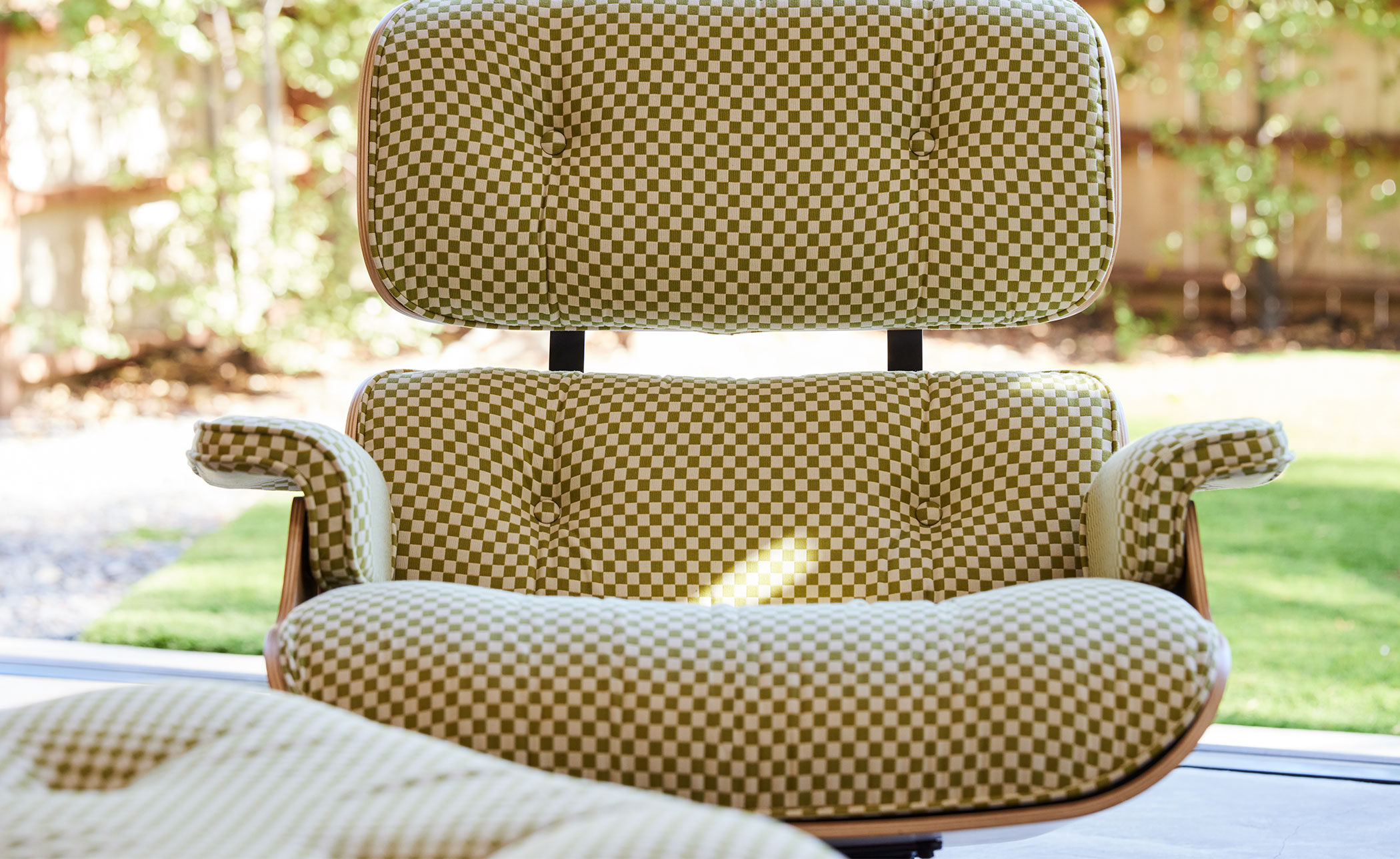 eames® lounge chair in fabric