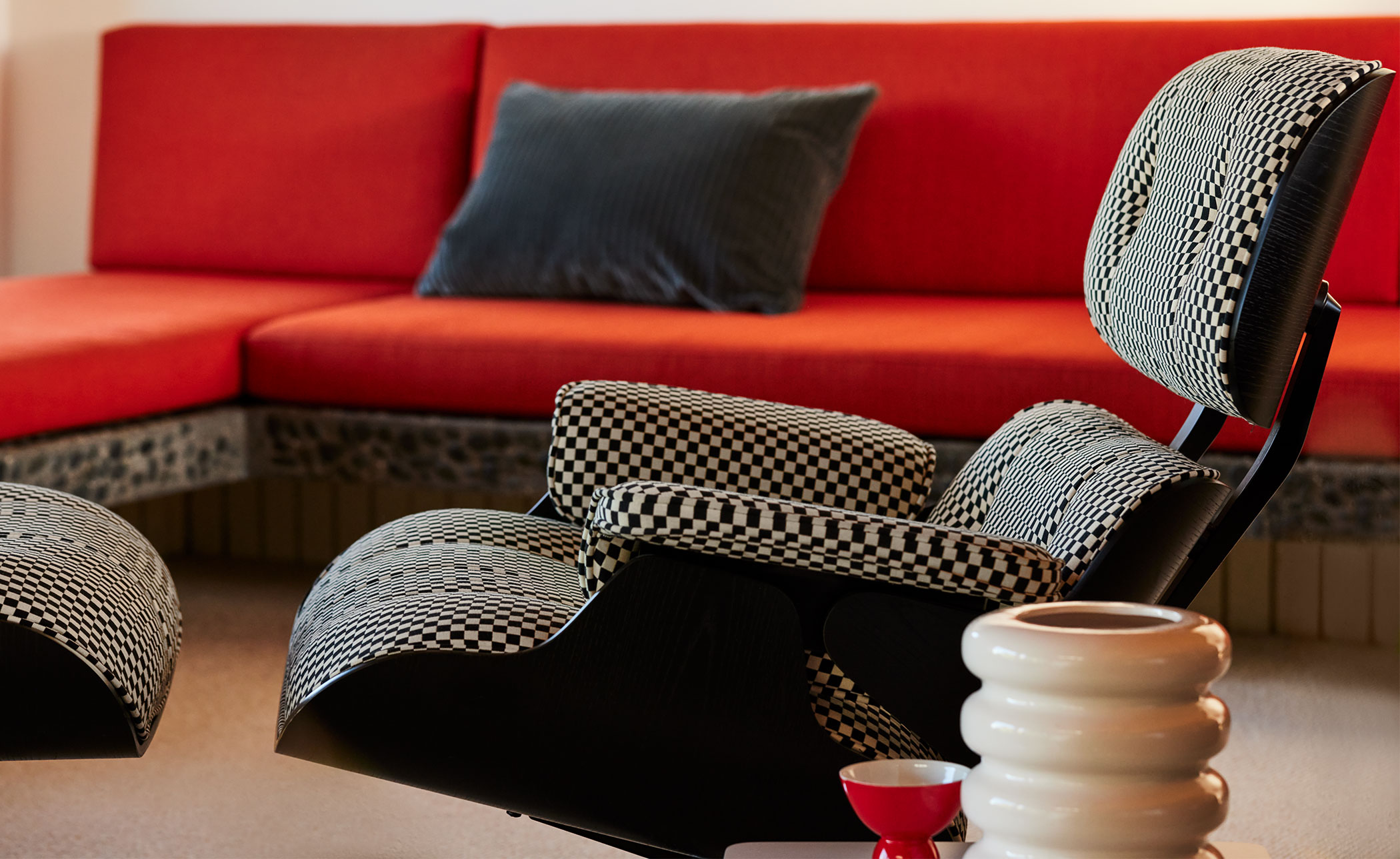 eames® lounge chair & ottoman in fabric