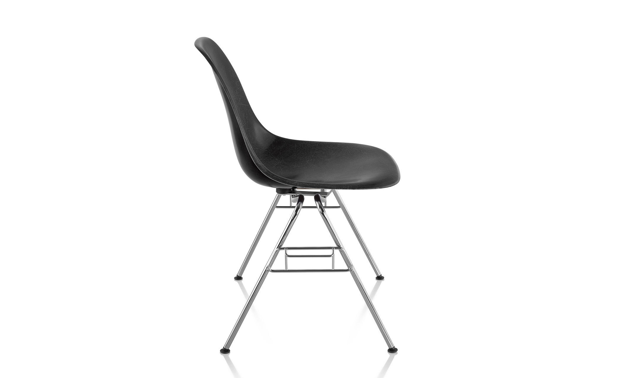 eames&reg; molded fiberglass side chair with stacking base