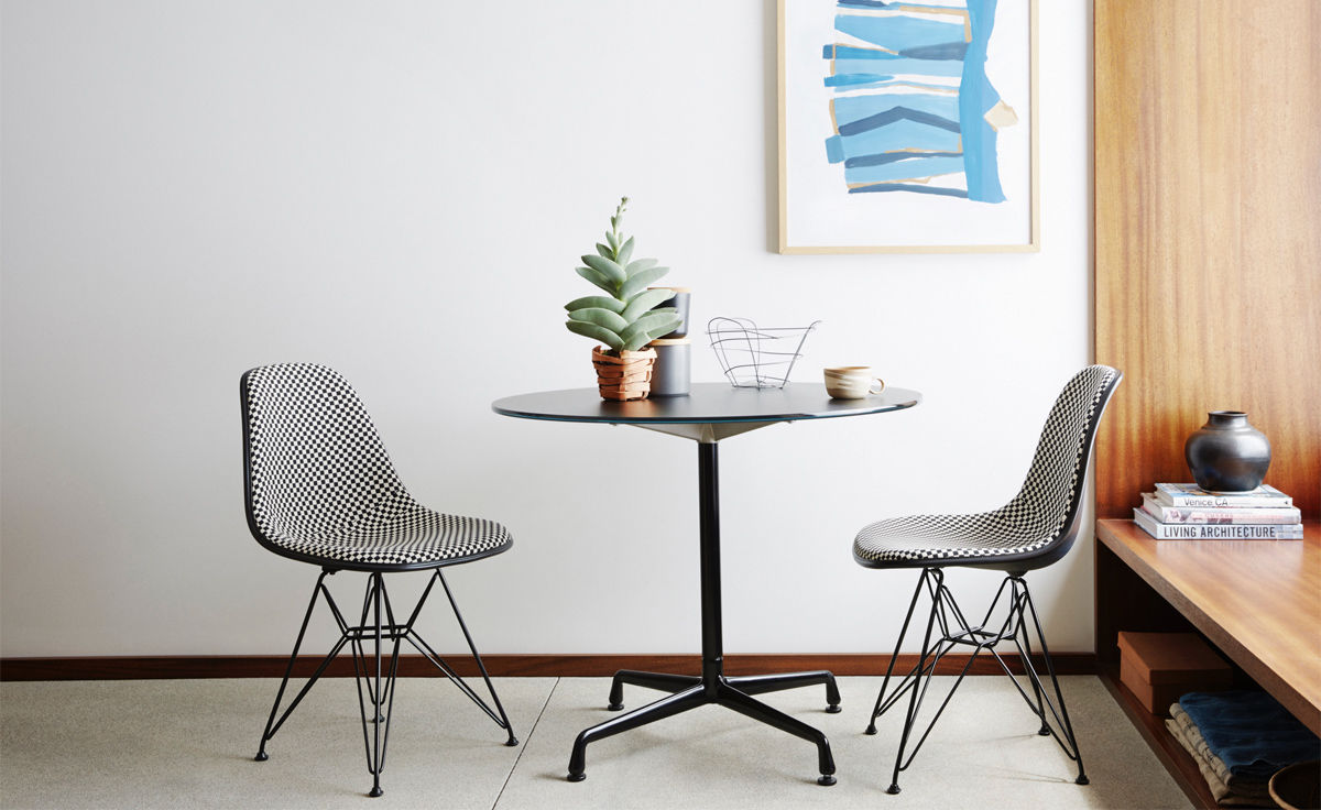 eames&reg; upholstered side chair with wire base