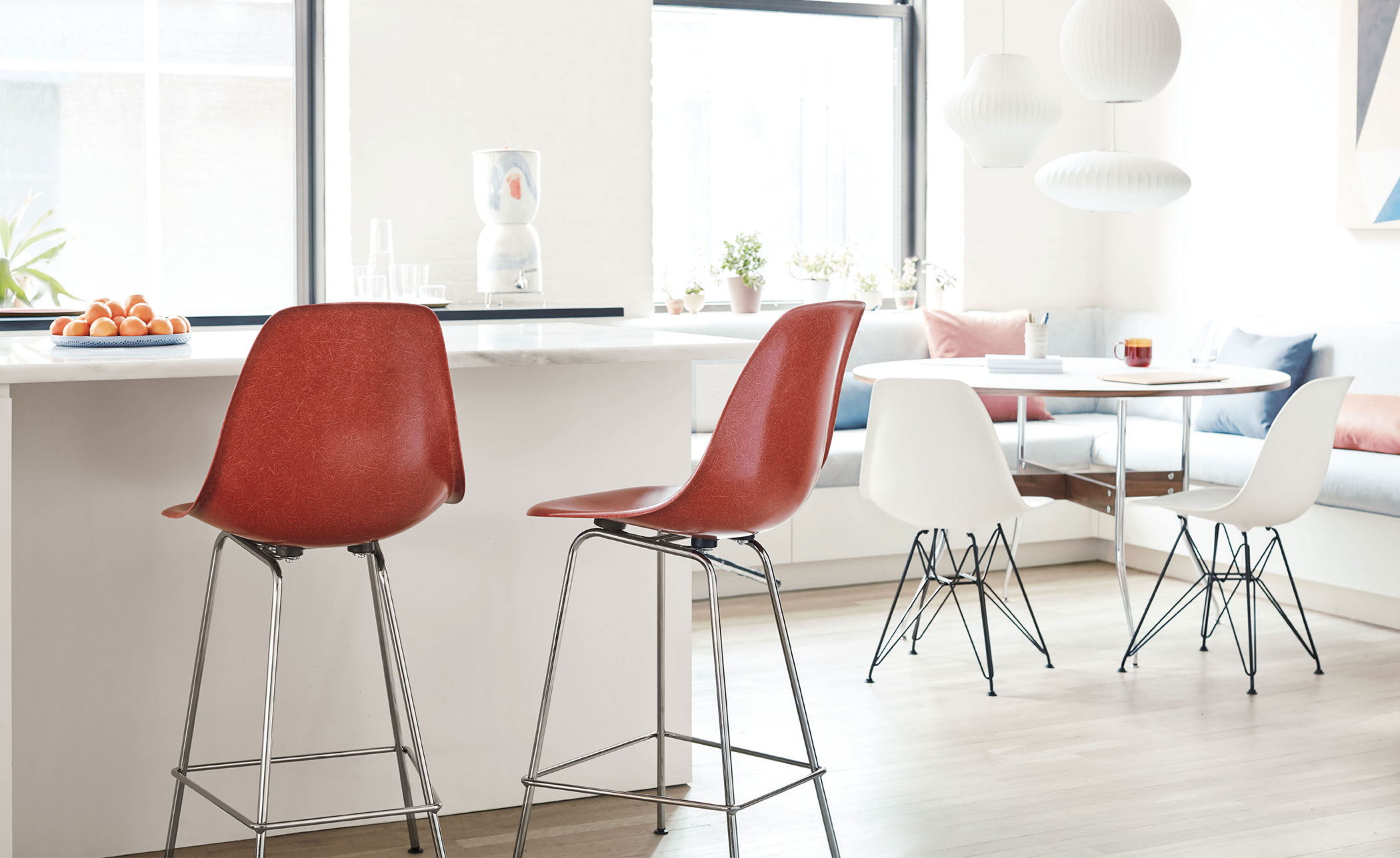 eames&reg; molded plastic side chair with wire base