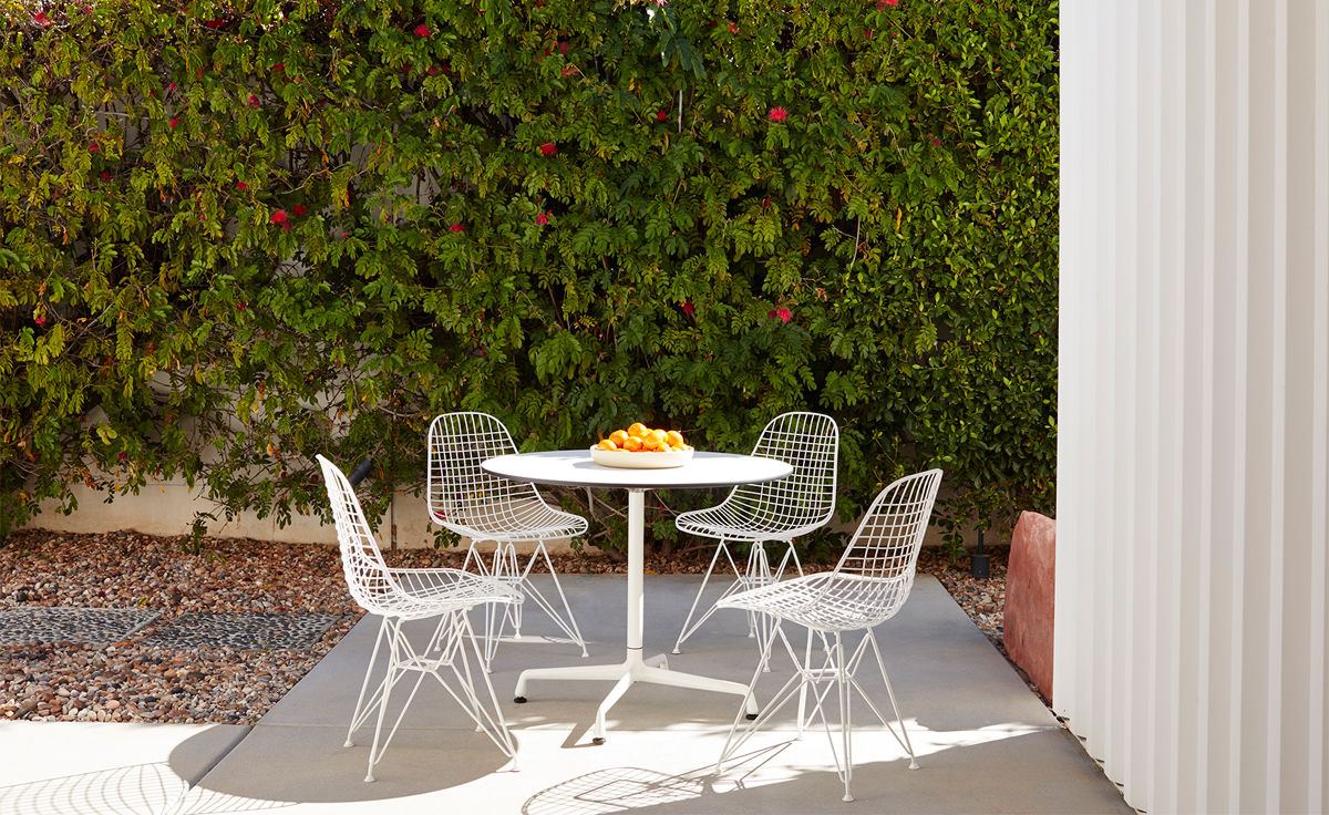 eames&reg; round table