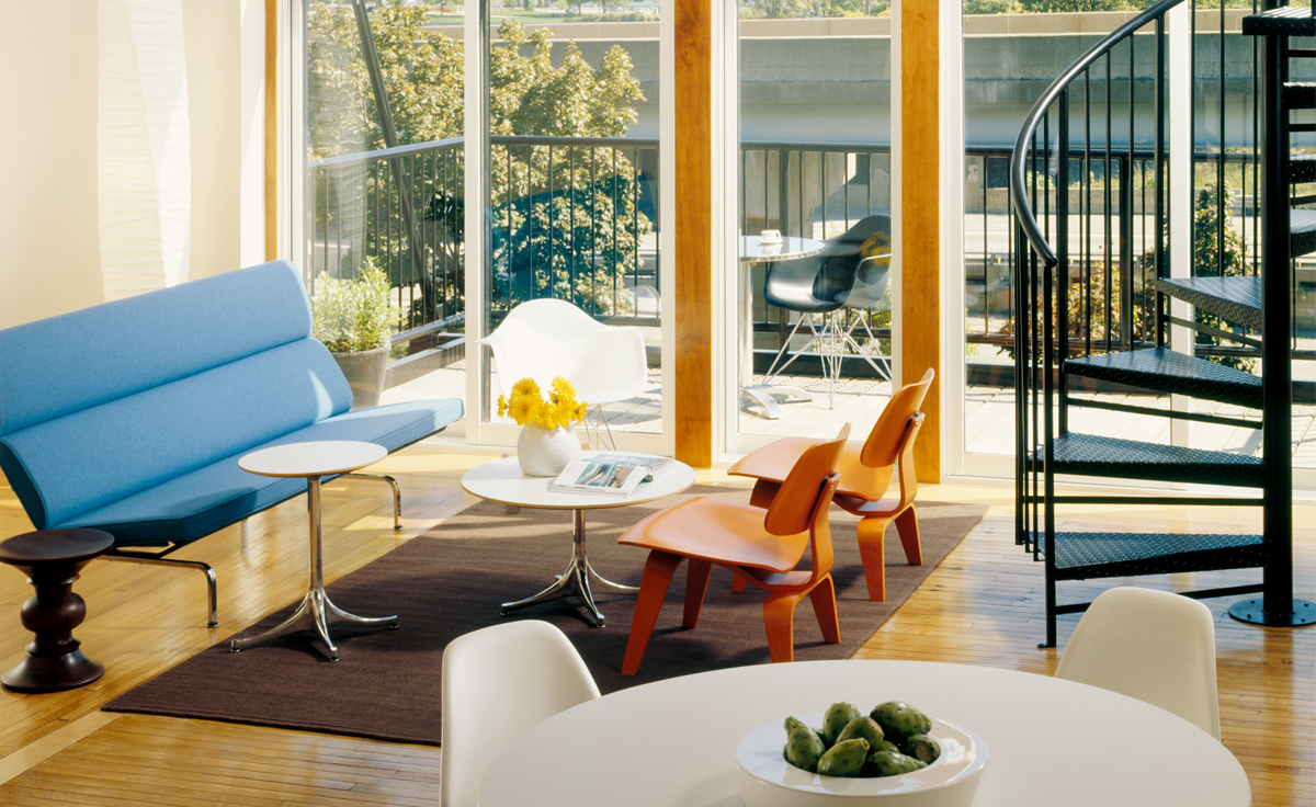 eames&reg; sofa compact