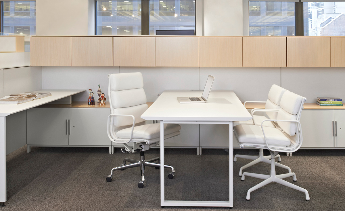 eames&reg; soft pad group side chair