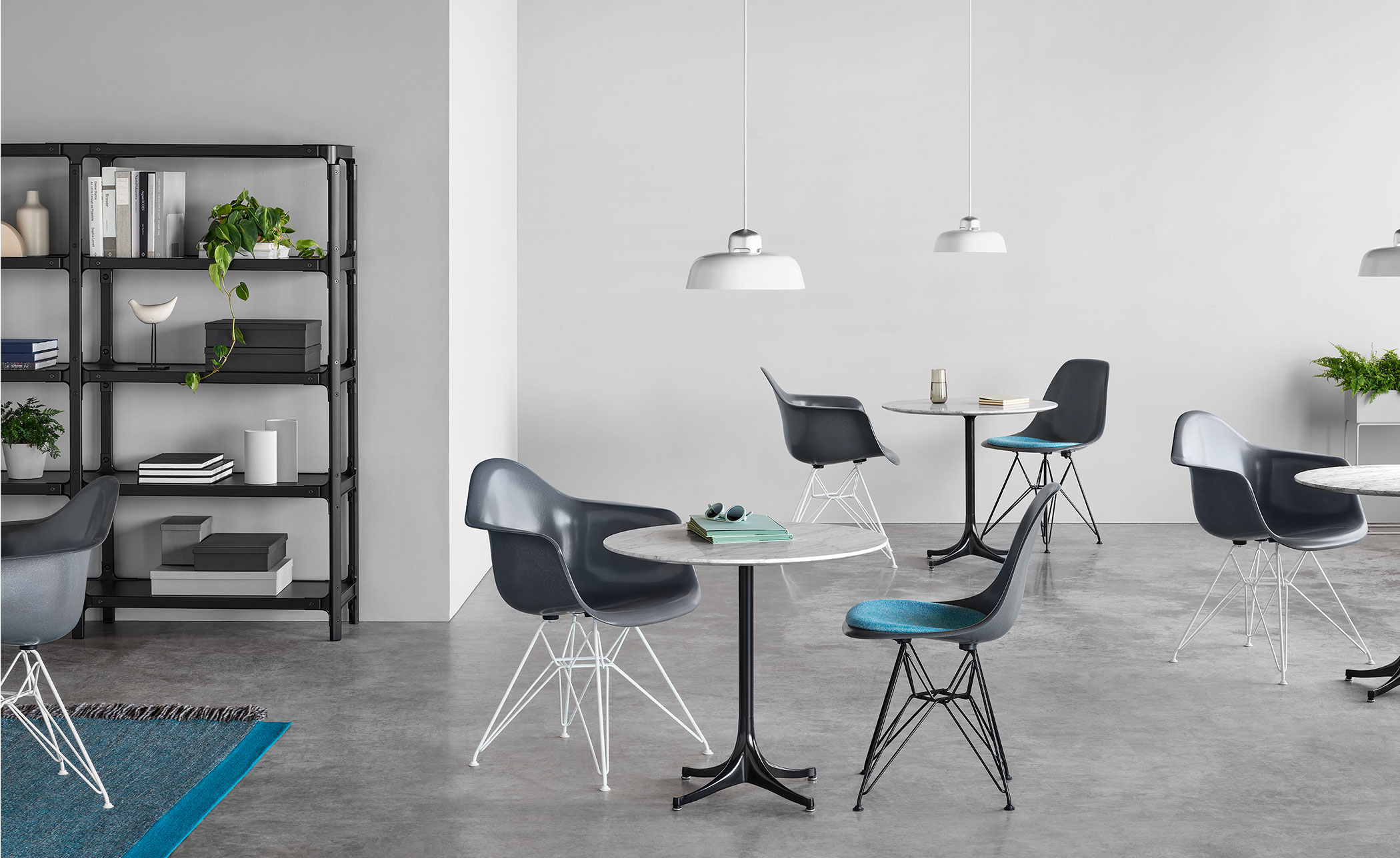 eames&reg; wire base side chair with seat pad