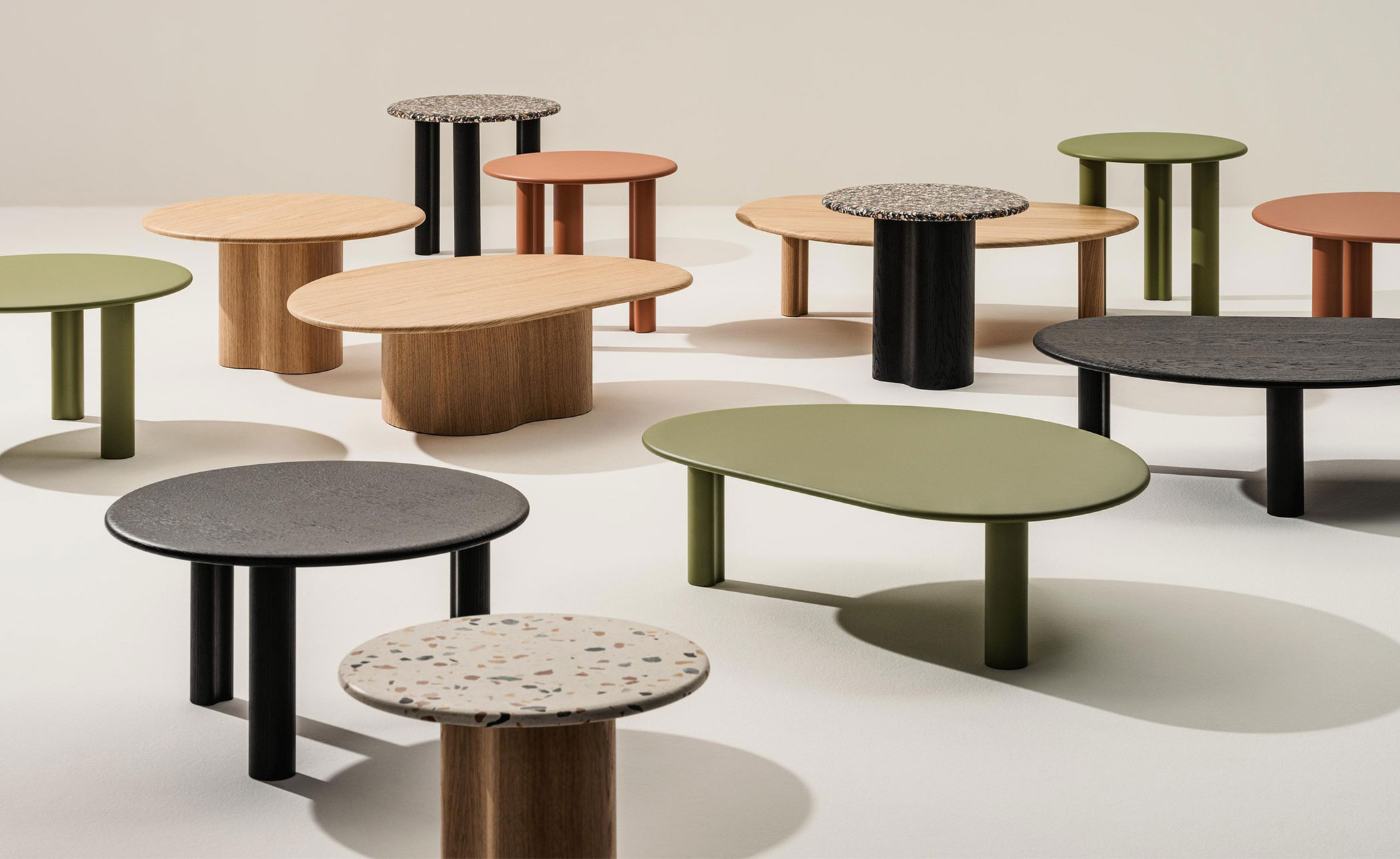 Ghia Round Table with 3 leg base
