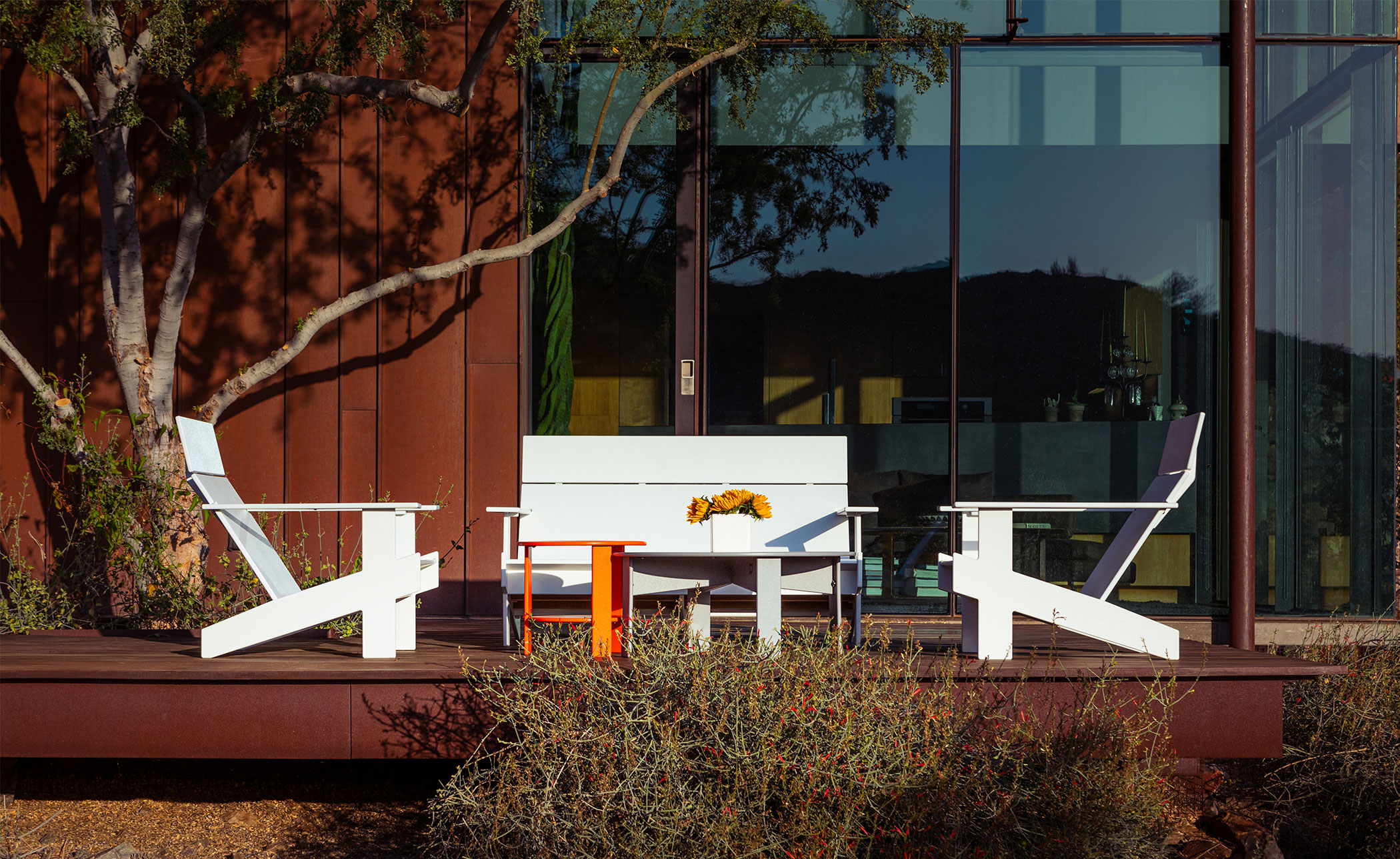 Lollygagger Cocktail Table Round