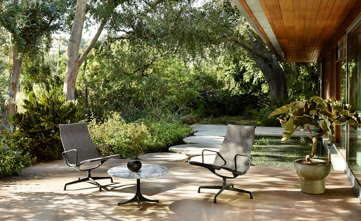 nelson pedestal table outdoor 28.5" dia.