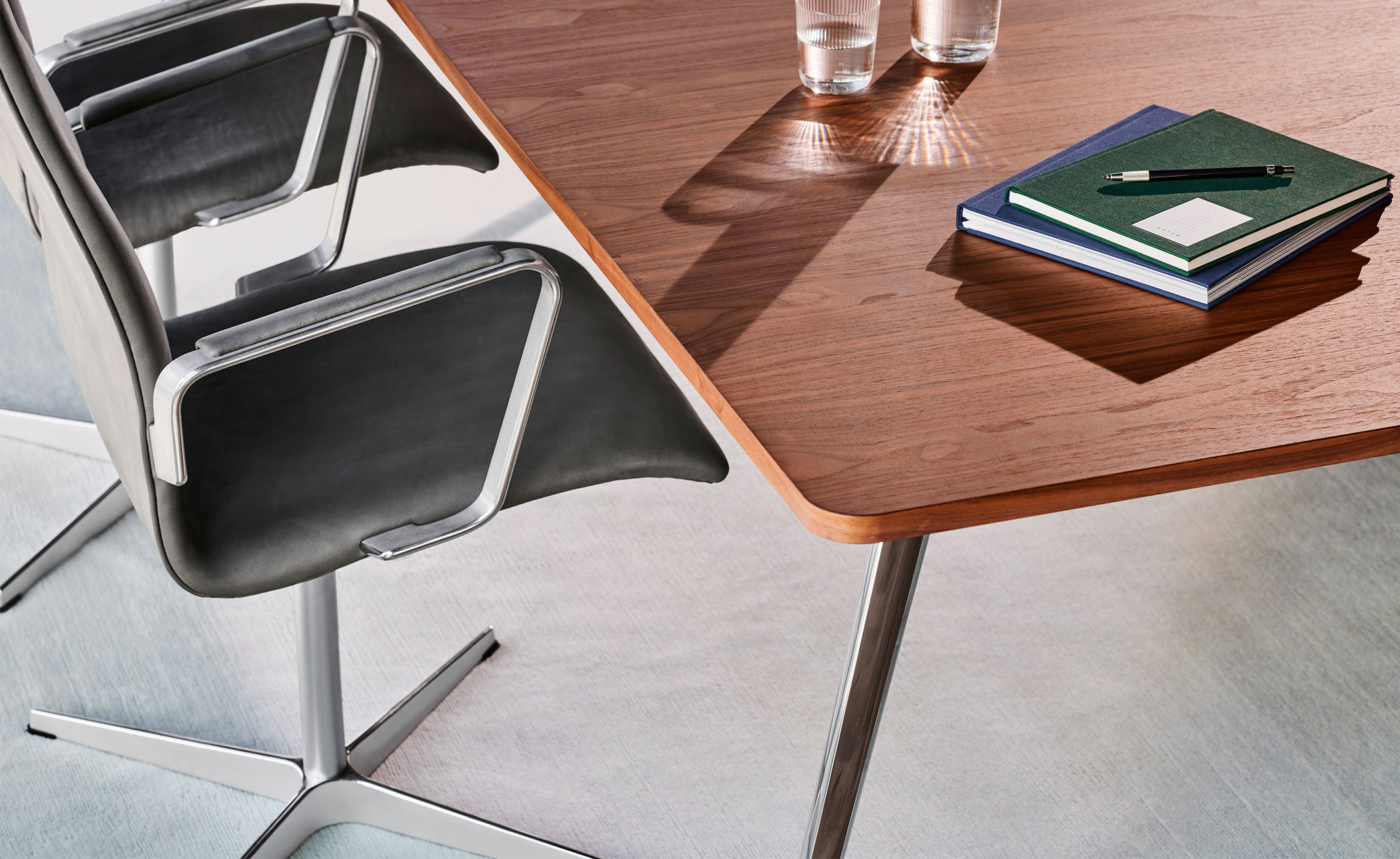 Oxford™ Low Back Chair with 4-star base