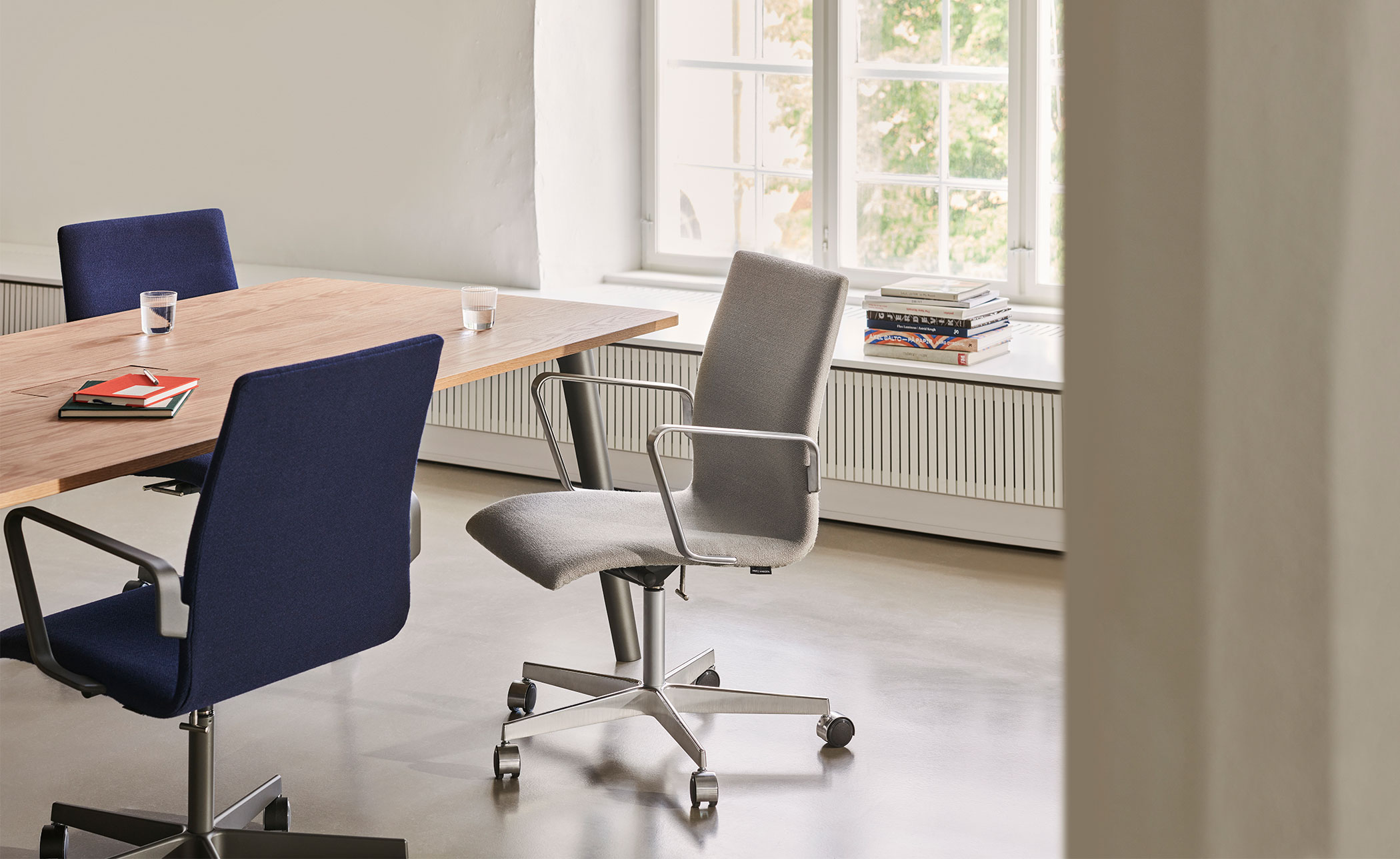 Oxford™ Low Back Chair with 5-star base