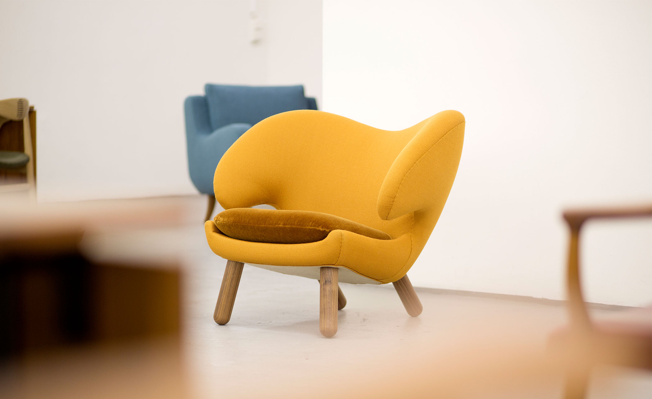 Pelican Chair with Buttons