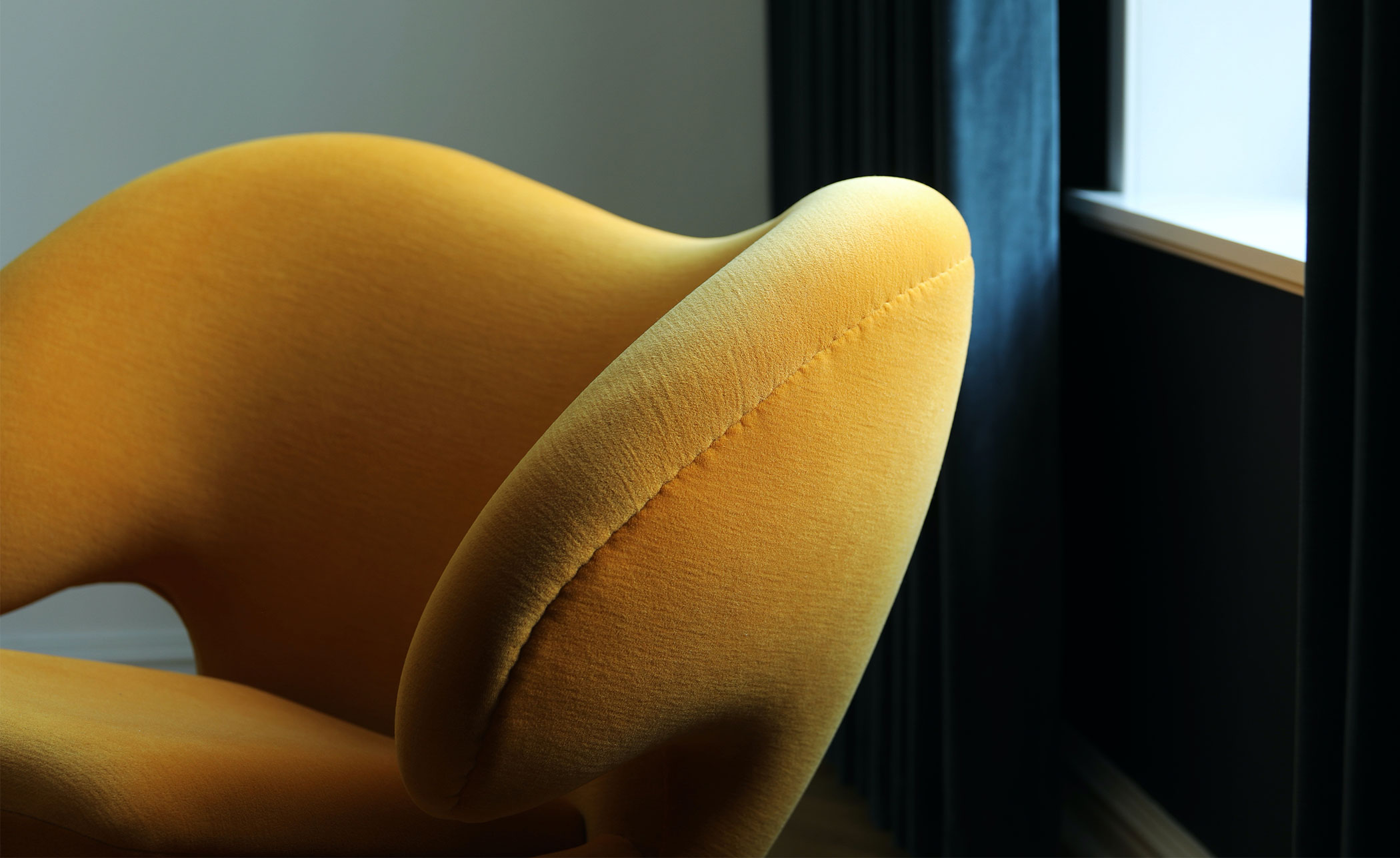 Pelican Chair with Buttons