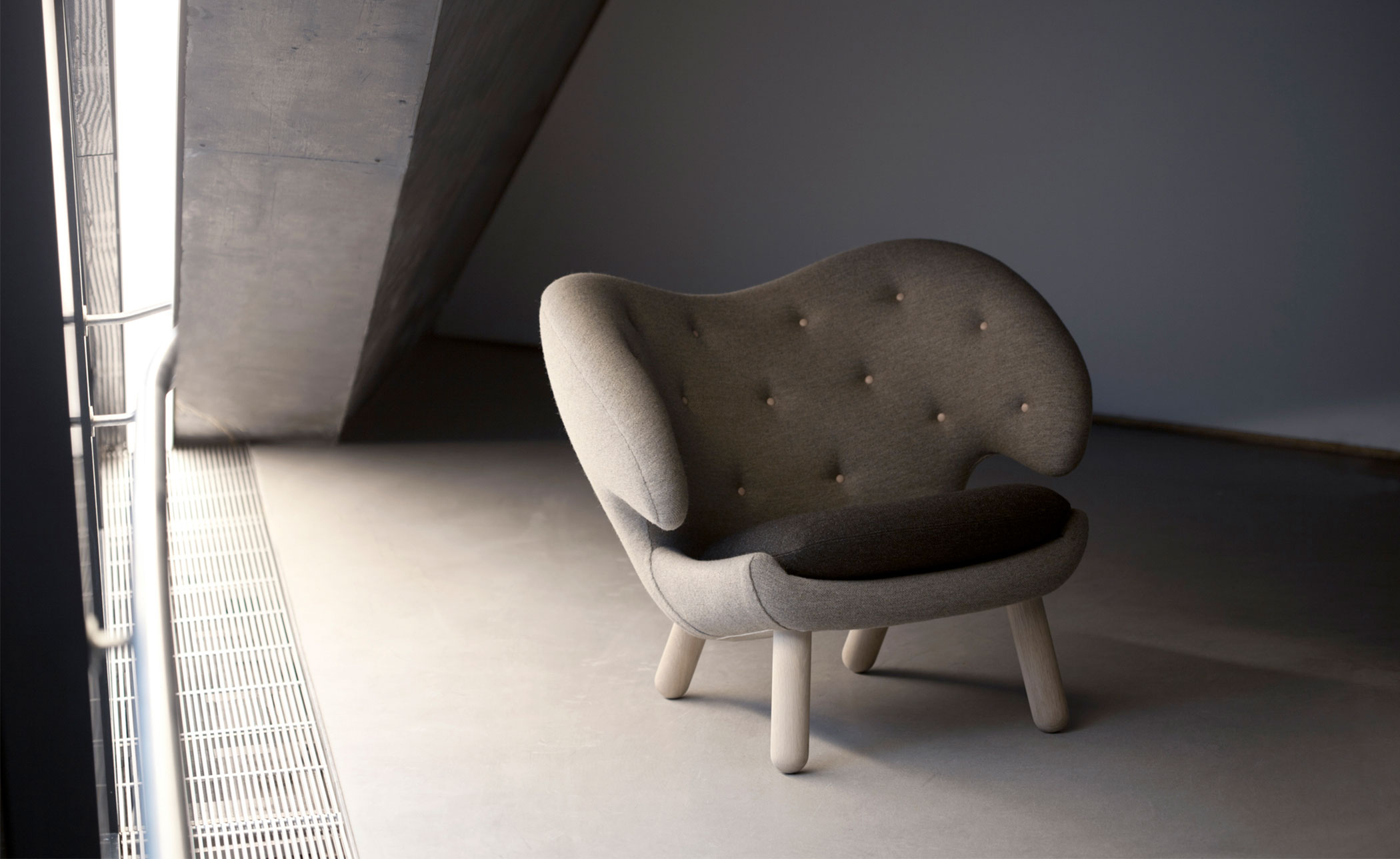 Pelican Chair with Buttons