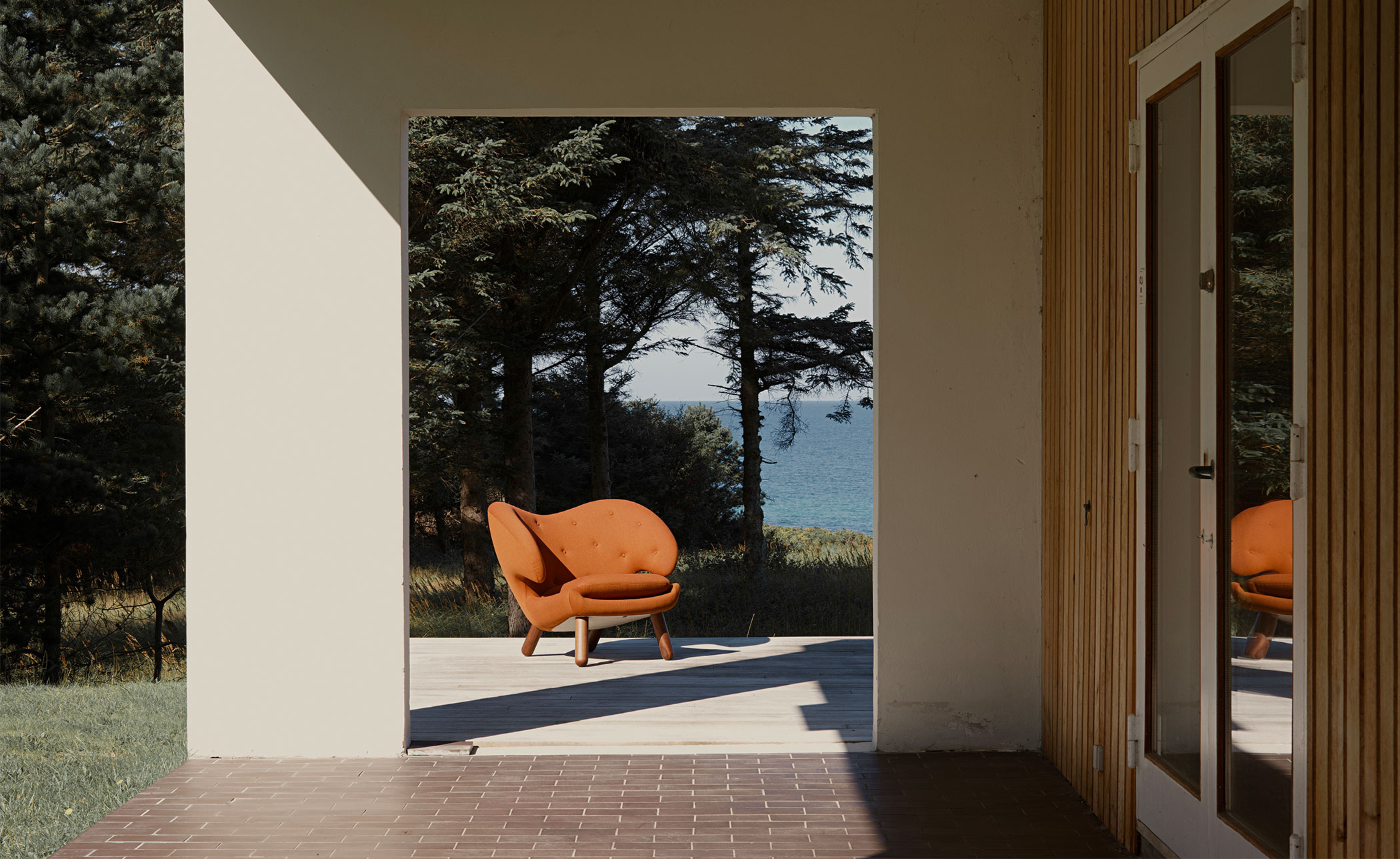 Pelican Chair with Buttons