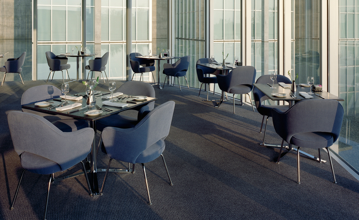 saarinen executive arm chair with metal legs