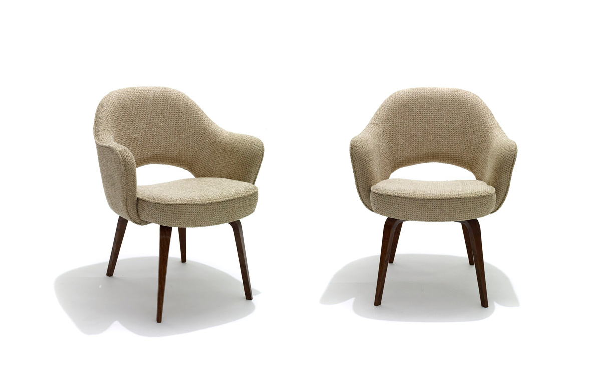 saarinen executive arm chair with wood legs