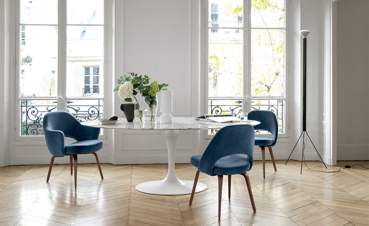 saarinen executive arm chair with wood legs