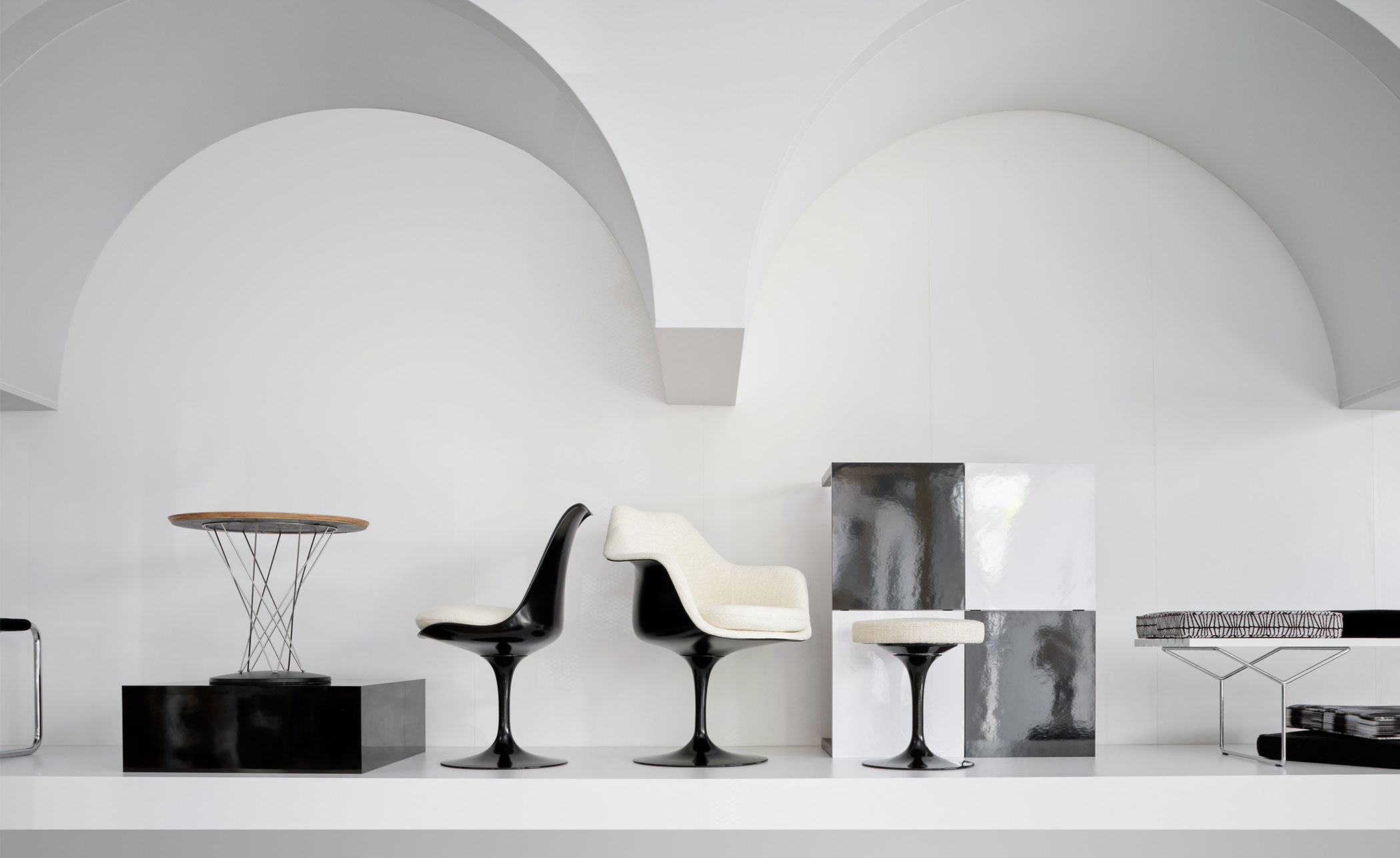 saarinen black tulip arm chair