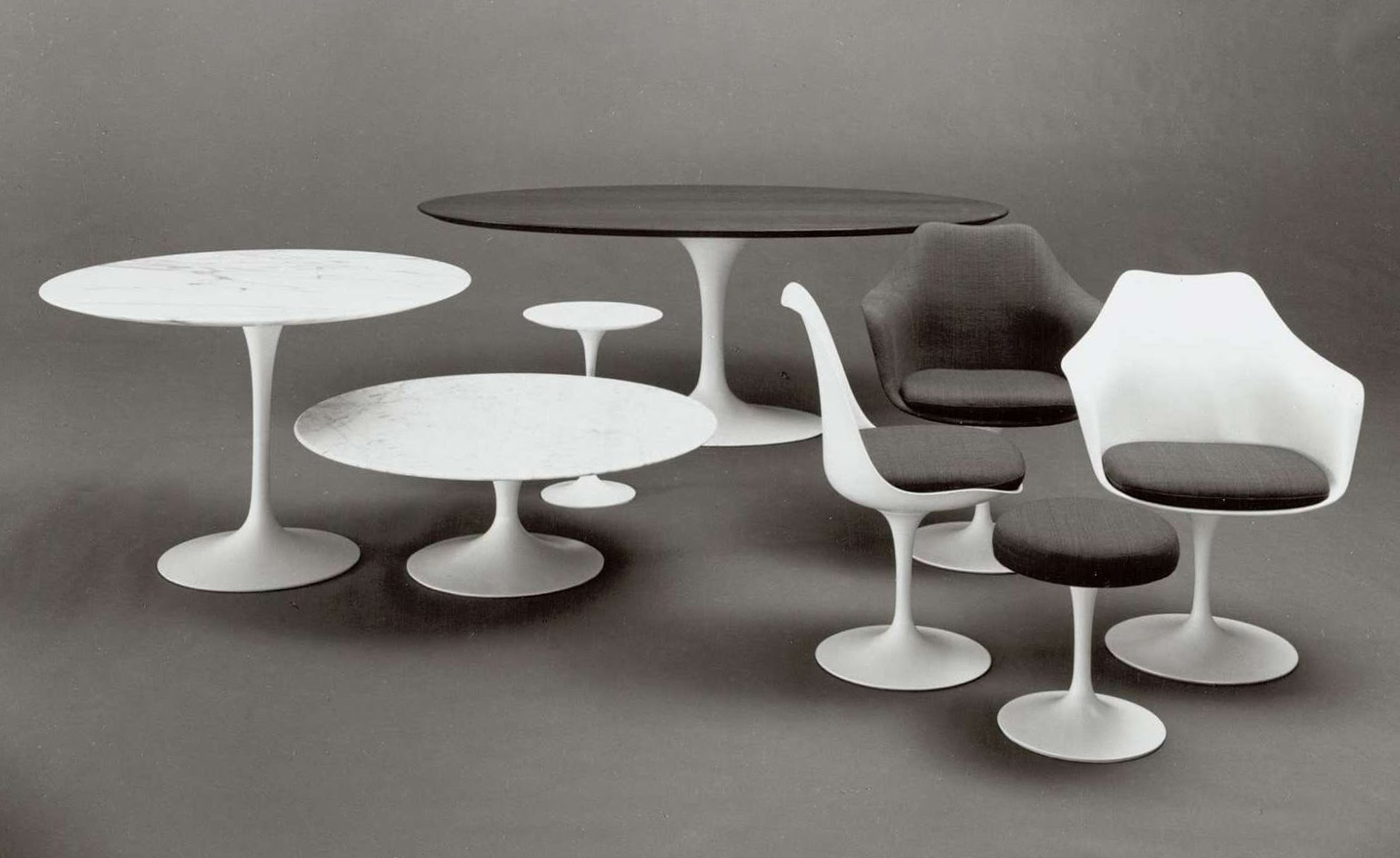 saarinen dining table - 54" round