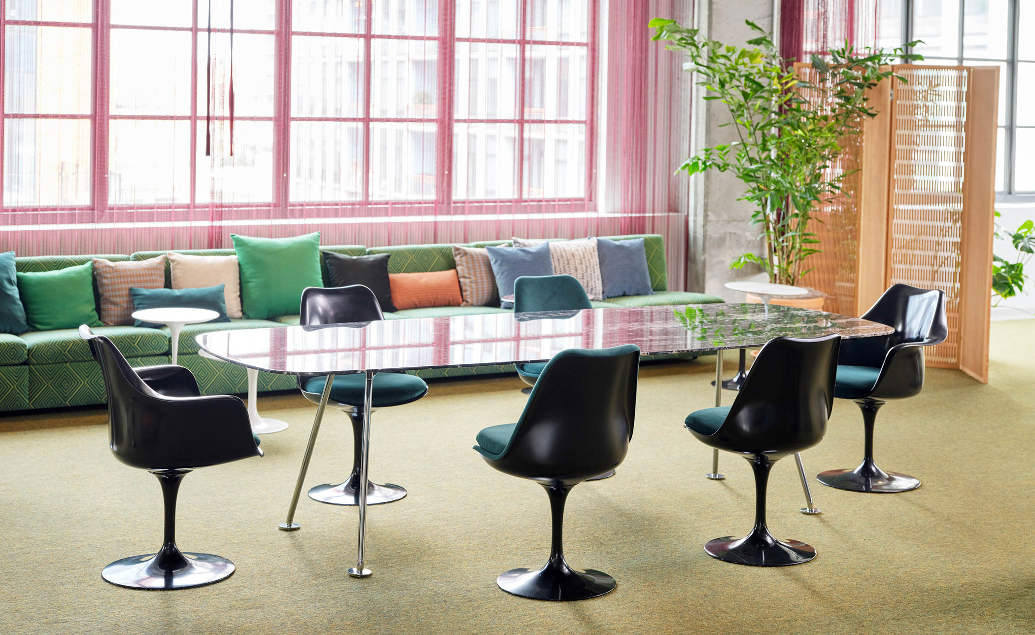 saarinen black tulip side chair