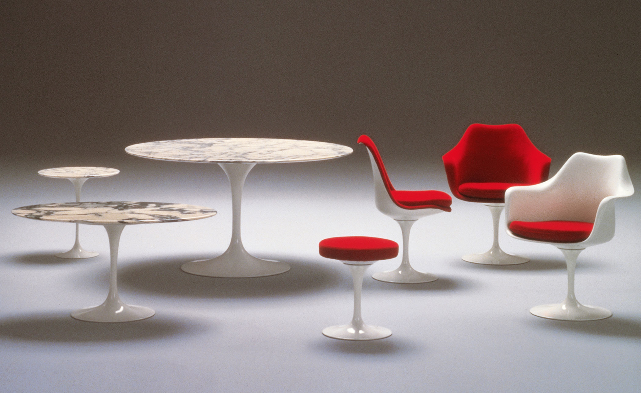 saarinen white tulip side chair