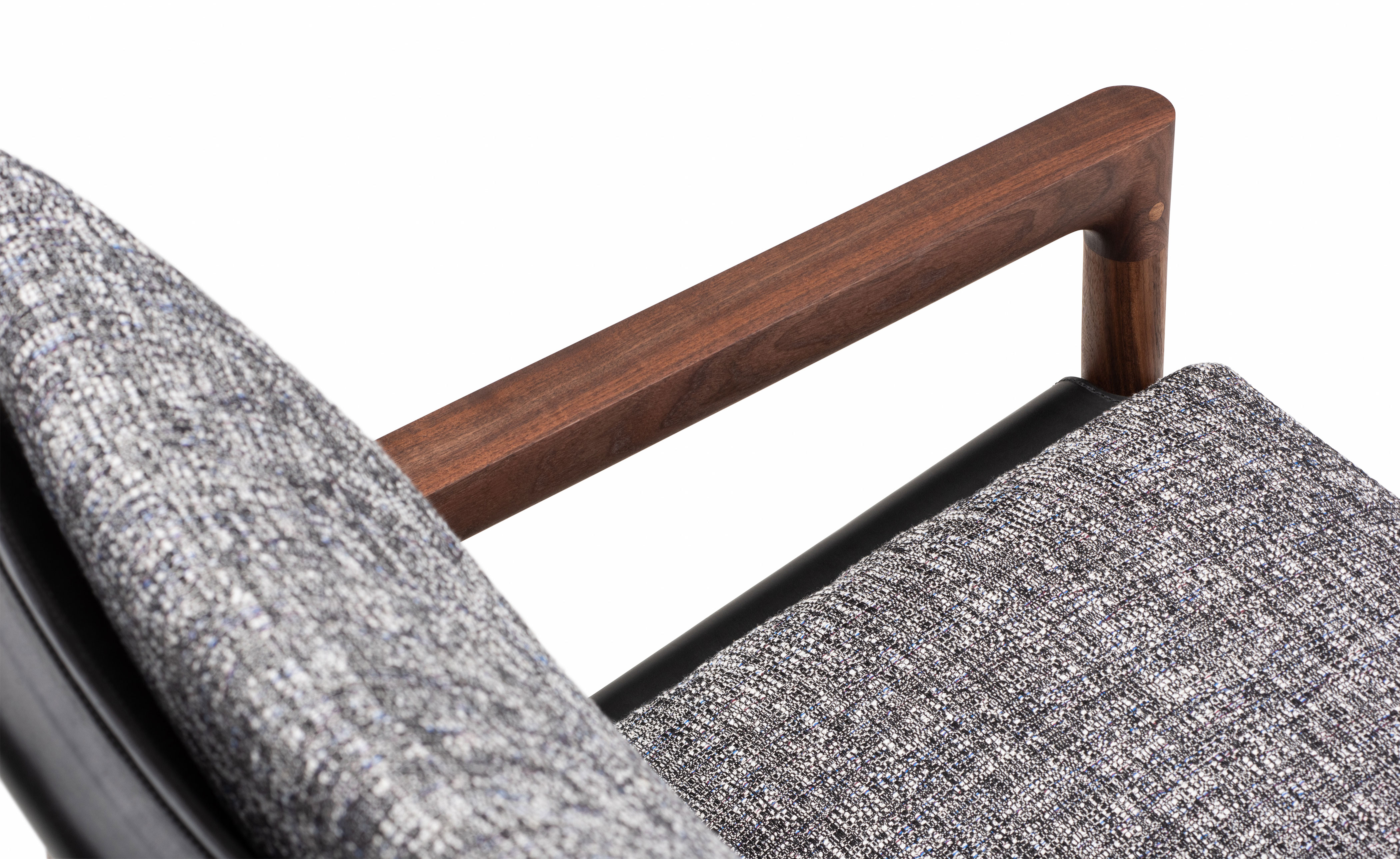 Sela Lounge with narrow arms