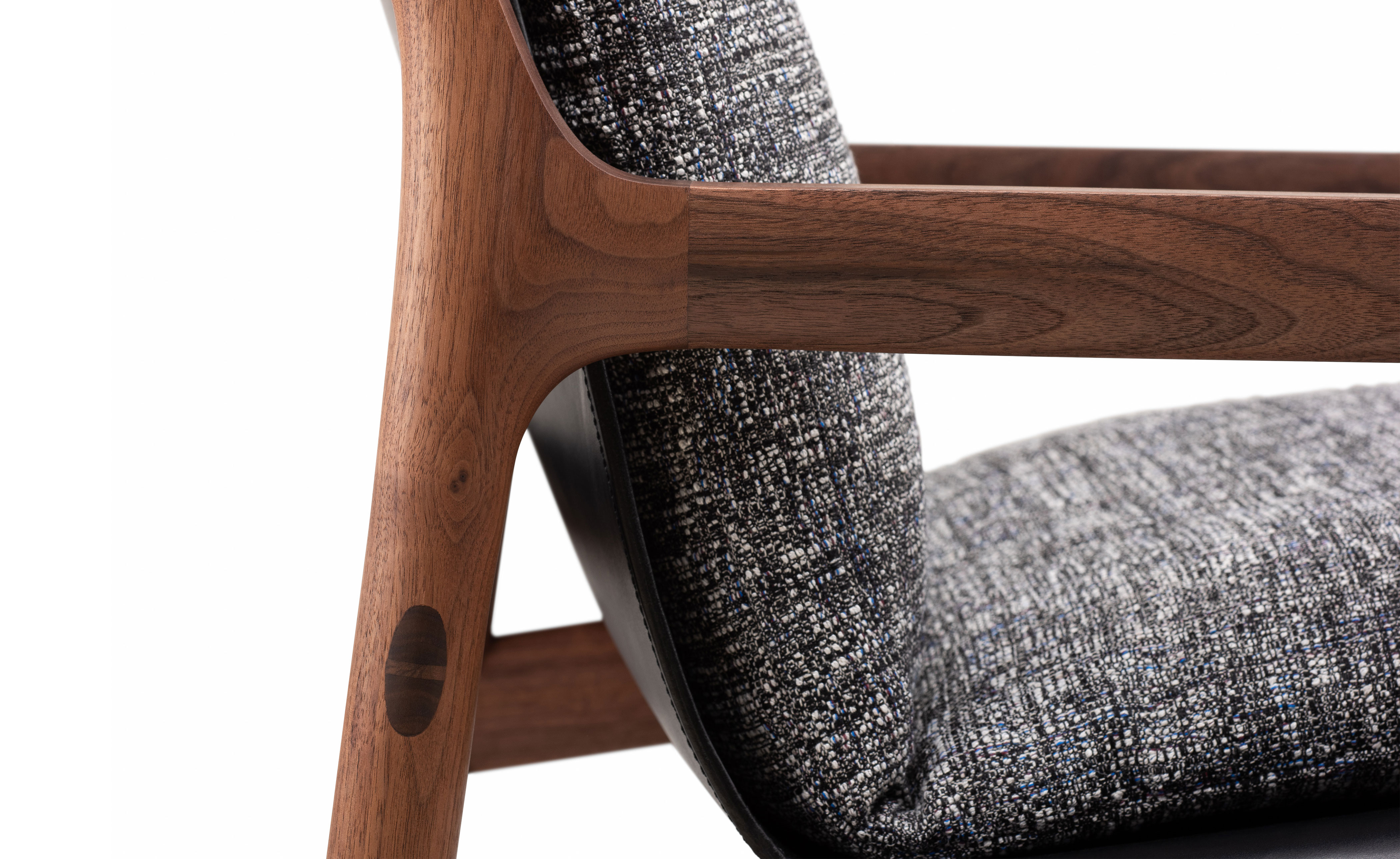 Sela Lounge with narrow arms