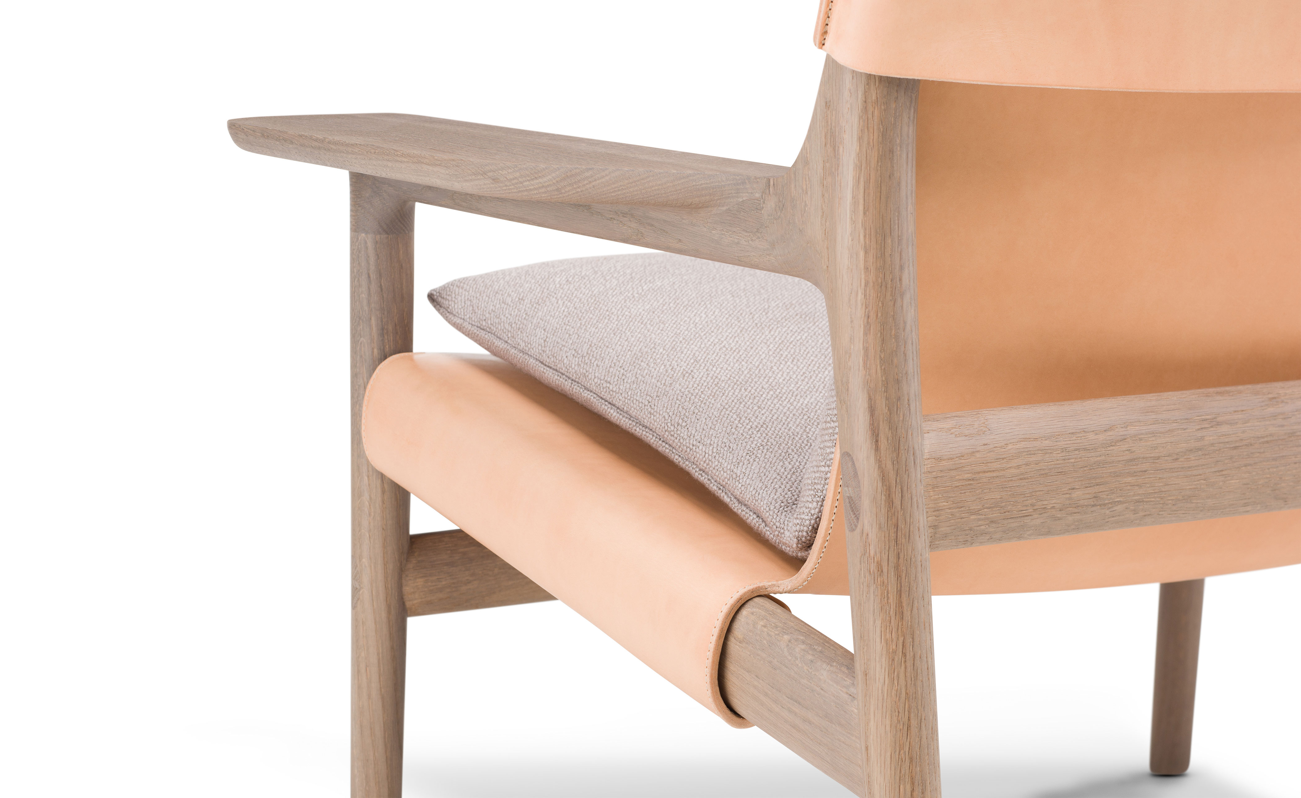 Sela Lounge with wide arms